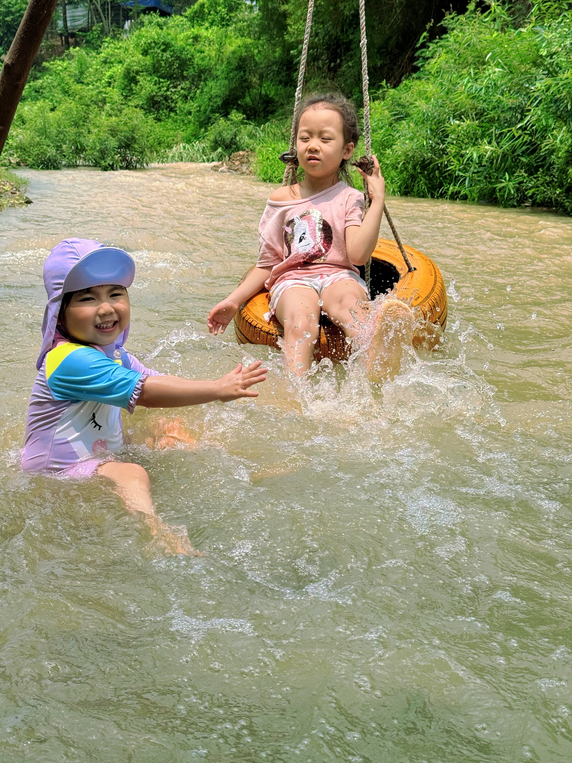 Trốn nắng Hà Nội, gia đình nhỏ có chuyến picnic cực "chill", trải nghiệm ăn đồ nướng ngay trên dòng suối mát- Ảnh 11.