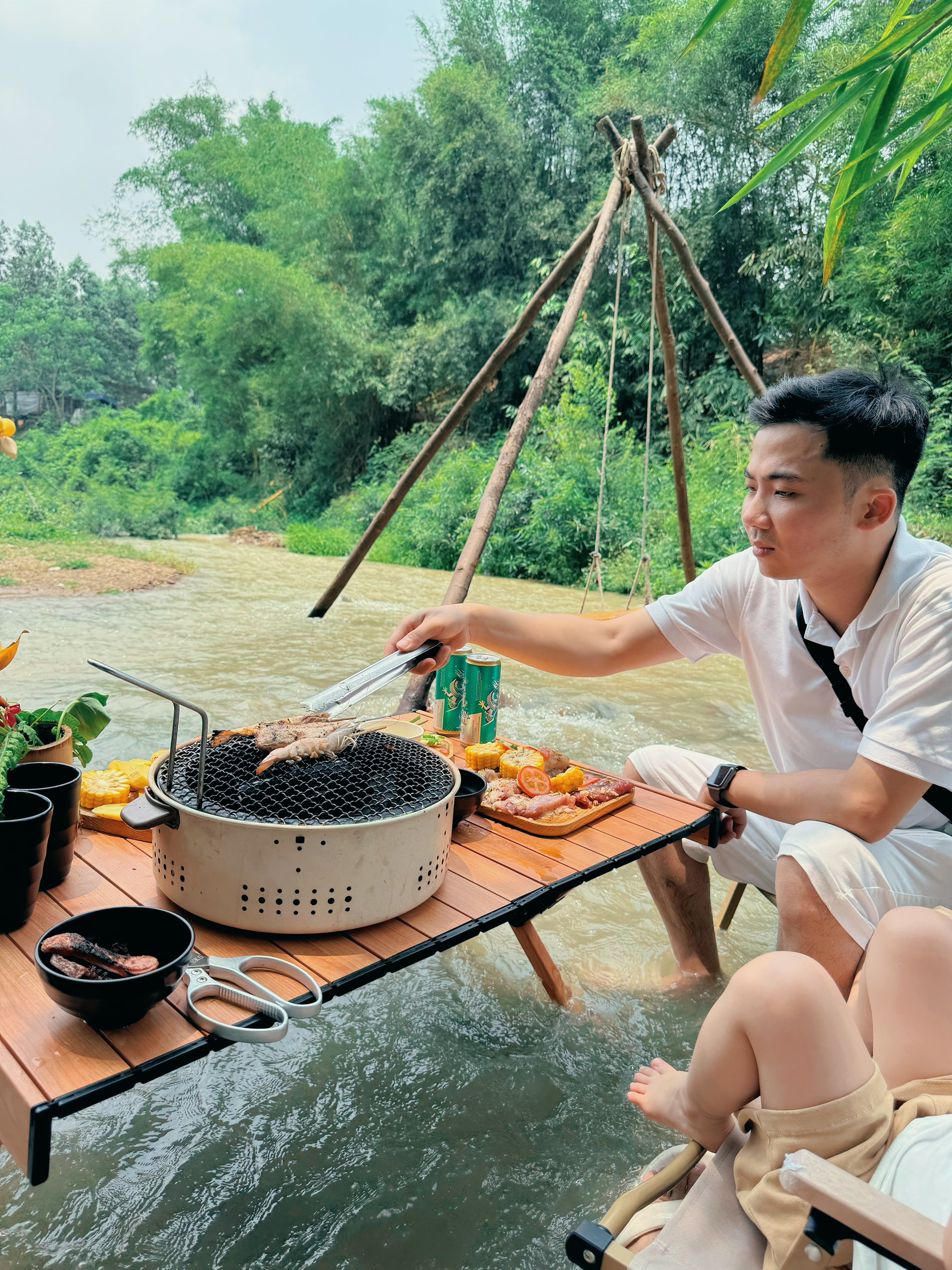 Trốn nắng Hà Nội, gia đình nhỏ có chuyến picnic cực "chill", trải nghiệm ăn đồ nướng ngay trên dòng suối mát- Ảnh 15.