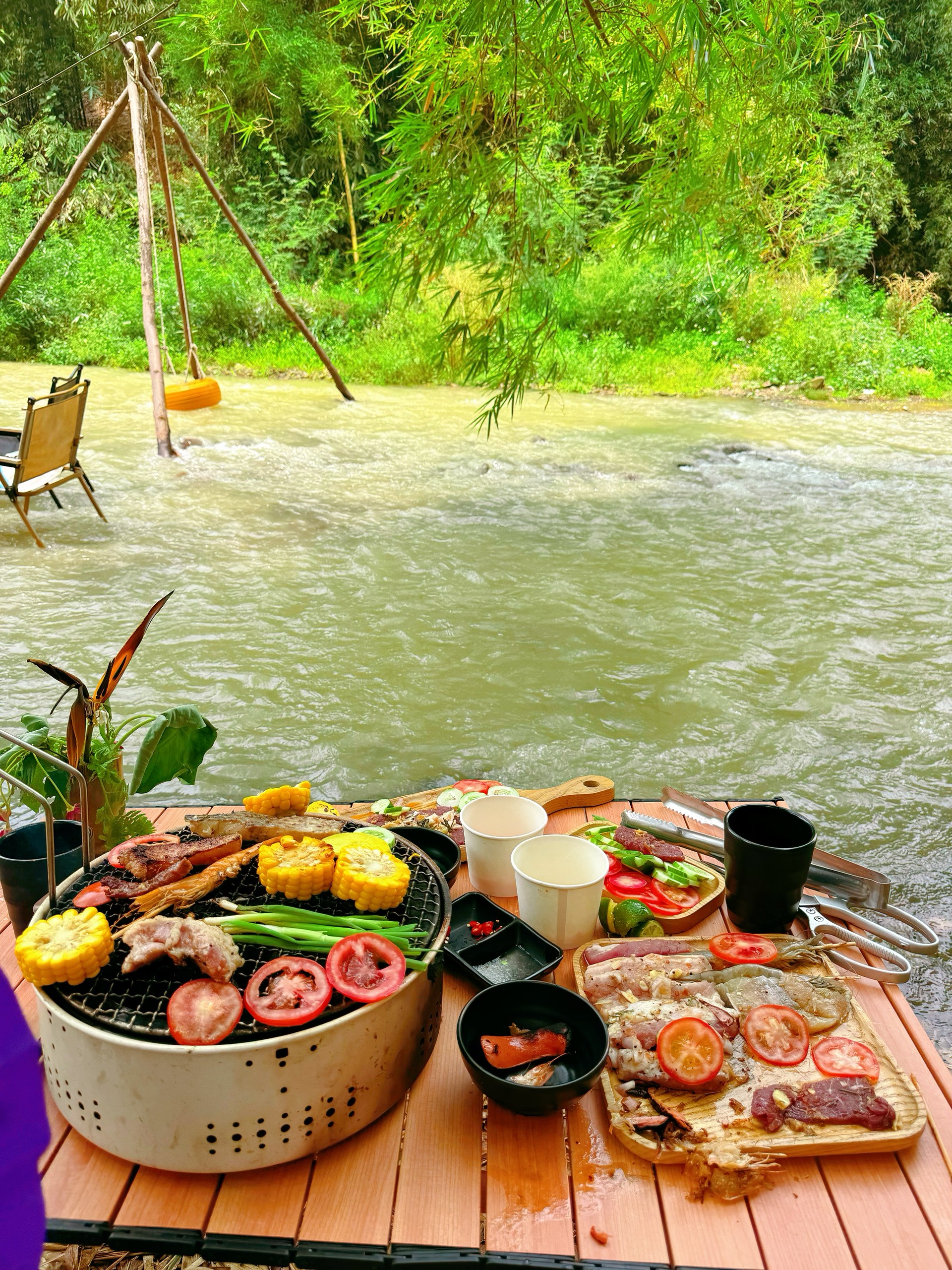Trốn nắng Hà Nội, gia đình nhỏ có chuyến picnic cực "chill", trải nghiệm ăn đồ nướng ngay trên dòng suối mát- Ảnh 9.