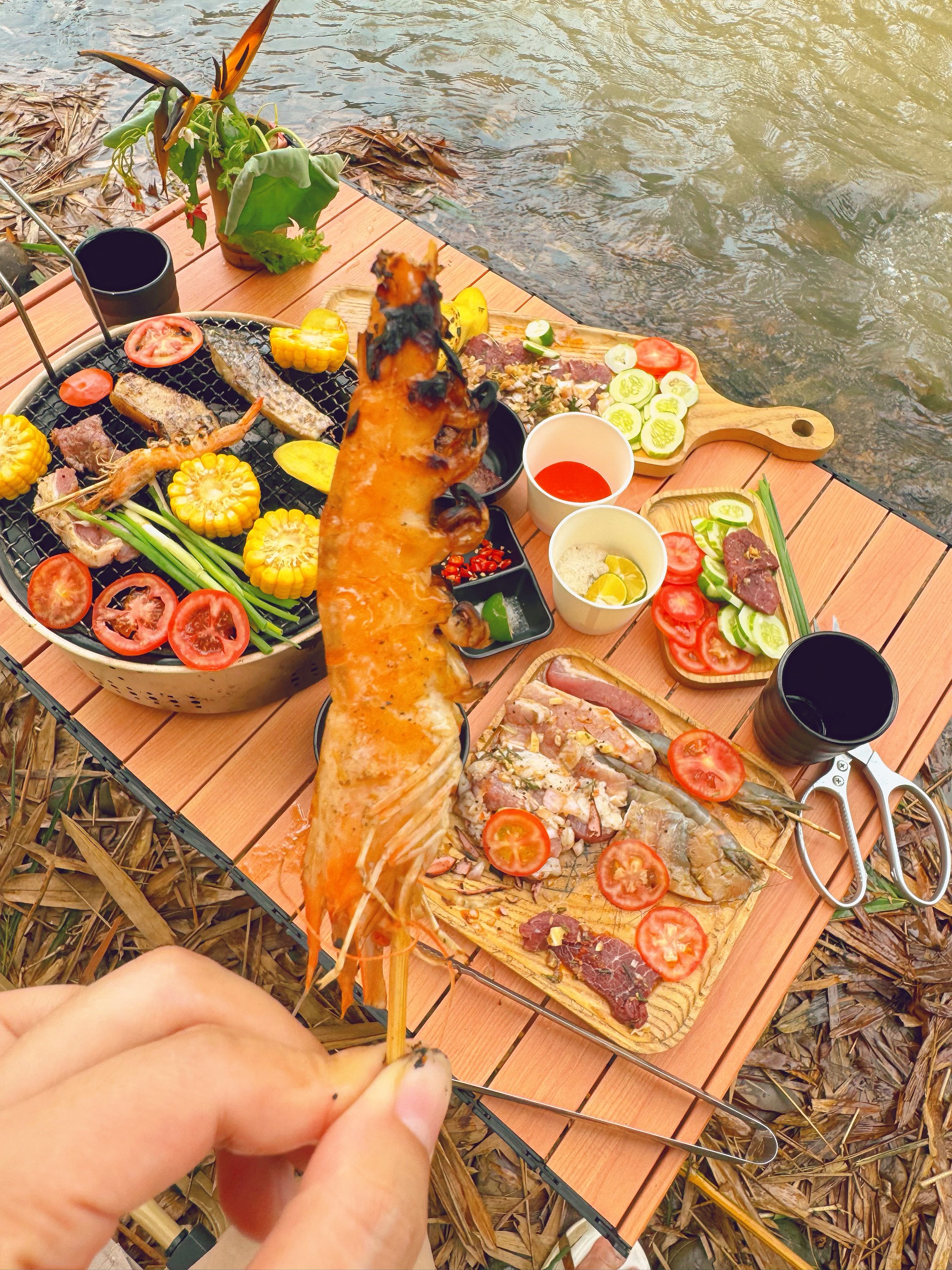 Trốn nắng Hà Nội, gia đình nhỏ có chuyến picnic cực "chill", trải nghiệm ăn đồ nướng ngay trên dòng suối mát- Ảnh 8.