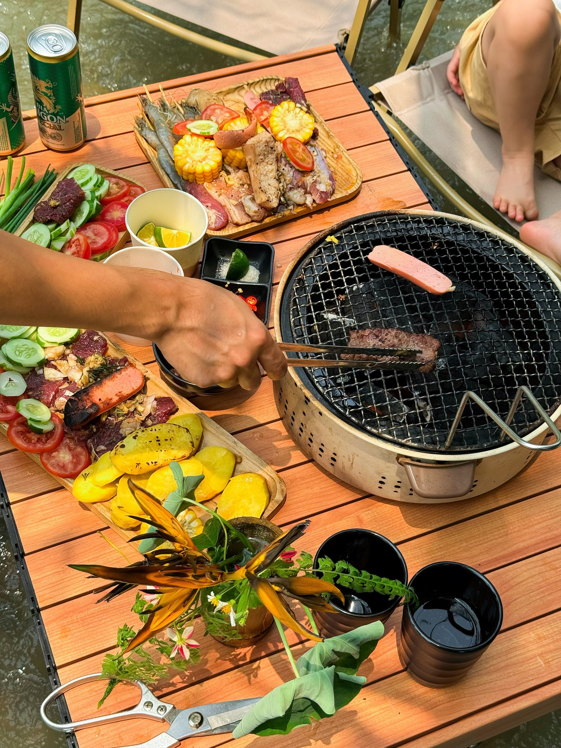 Trốn nắng Hà Nội, gia đình nhỏ có chuyến picnic cực "chill", trải nghiệm ăn đồ nướng ngay trên dòng suối mát- Ảnh 10.