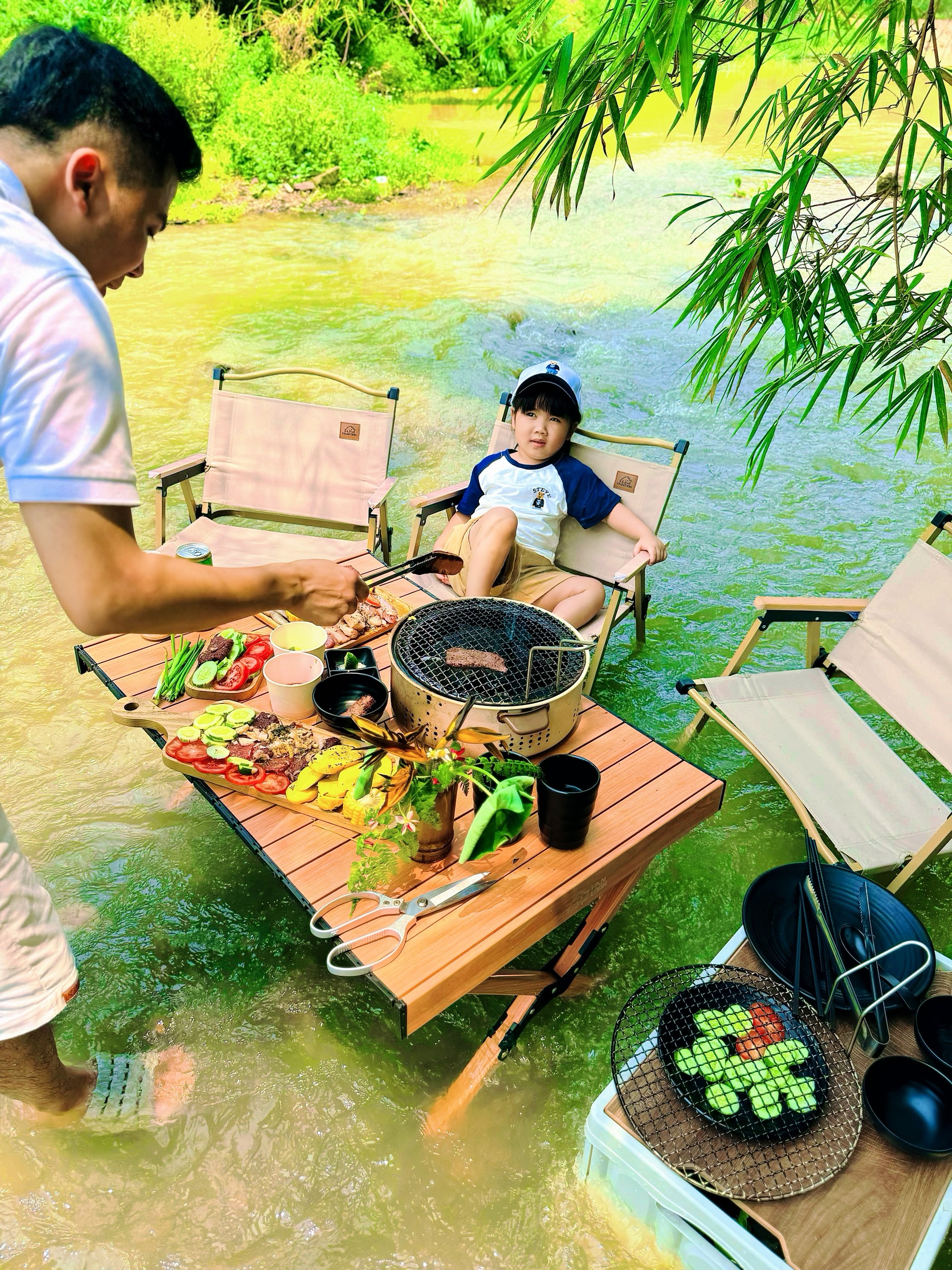 Trốn nắng Hà Nội, gia đình nhỏ có chuyến picnic cực "chill", trải nghiệm ăn đồ nướng ngay trên dòng suối mát- Ảnh 5.