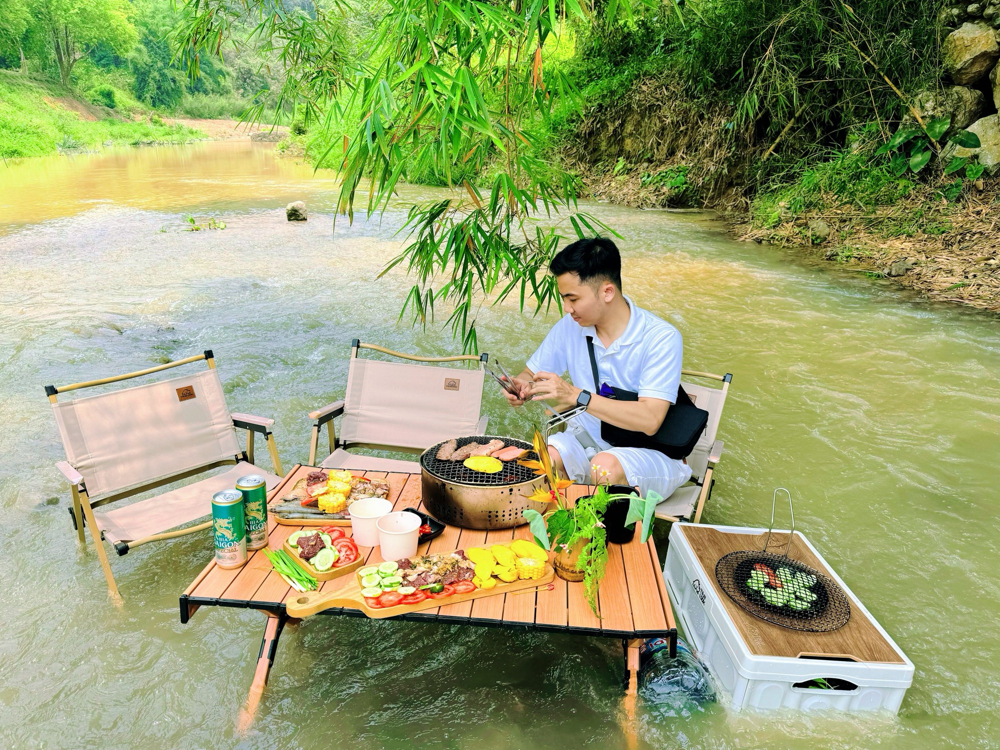 Trốn nắng Hà Nội, gia đình nhỏ có chuyến picnic cực "chill", trải nghiệm ăn đồ nướng ngay trên dòng suối mát- Ảnh 6.