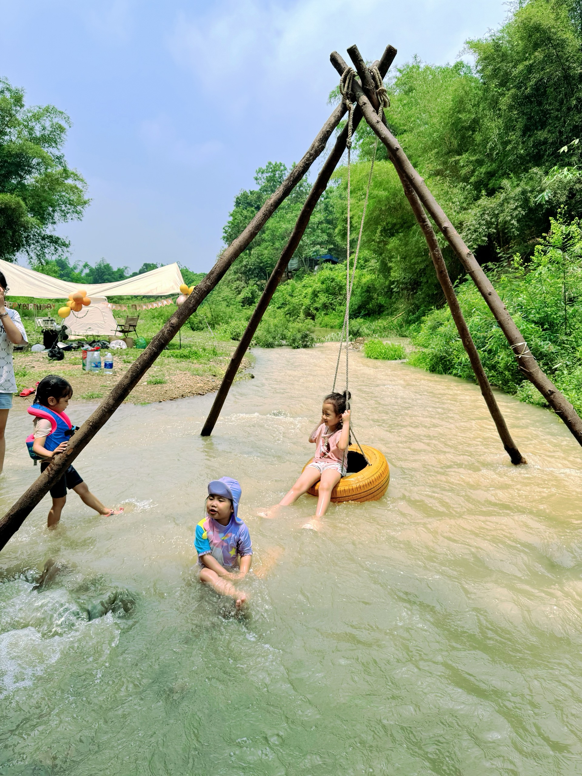 Trốn nắng Hà Nội, gia đình nhỏ có chuyến picnic cực "chill", trải nghiệm ăn đồ nướng ngay trên dòng suối mát- Ảnh 12.