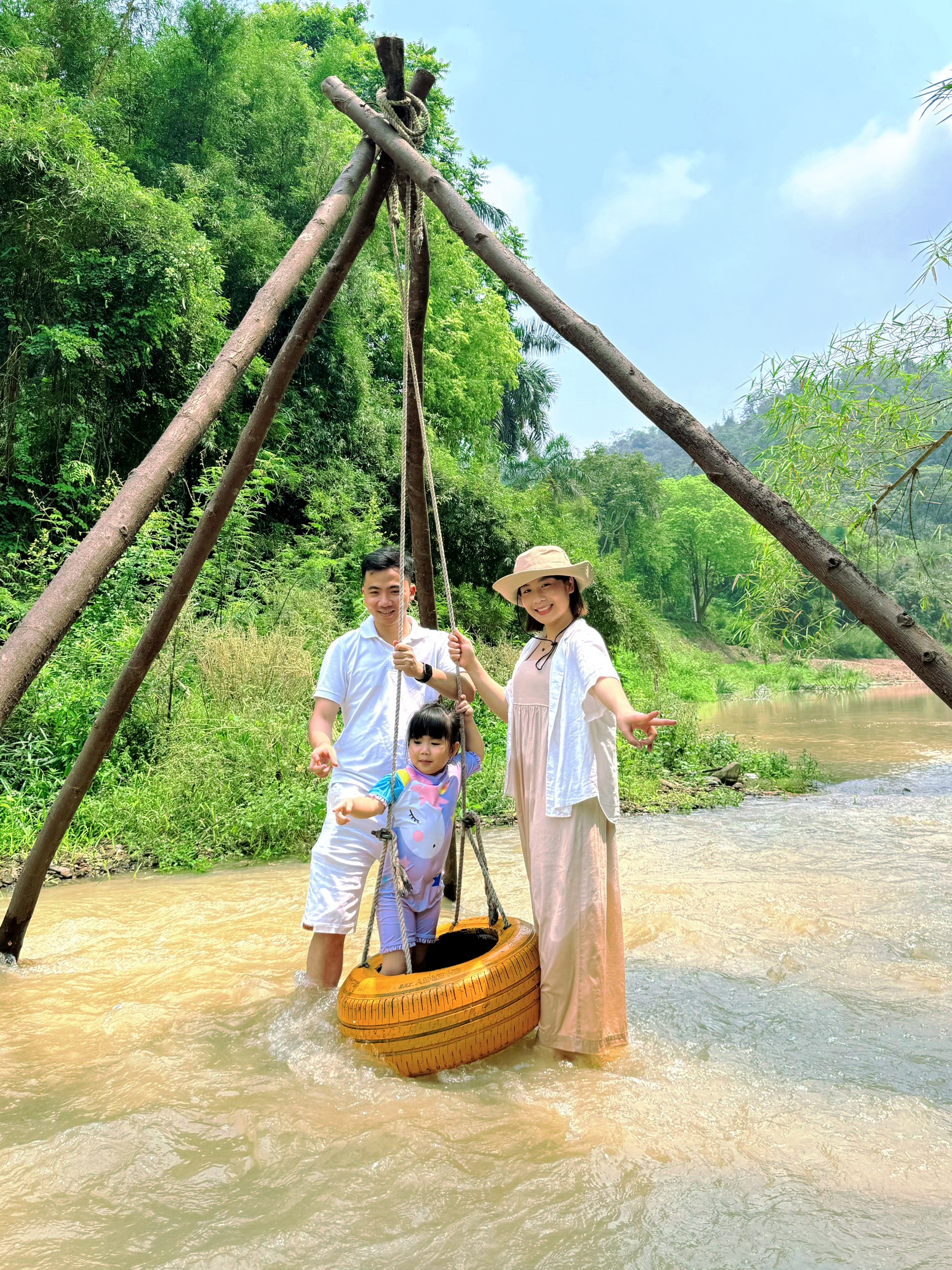 Trốn nắng Hà Nội, gia đình nhỏ có chuyến picnic cực "chill", trải nghiệm ăn đồ nướng ngay trên dòng suối mát- Ảnh 2.