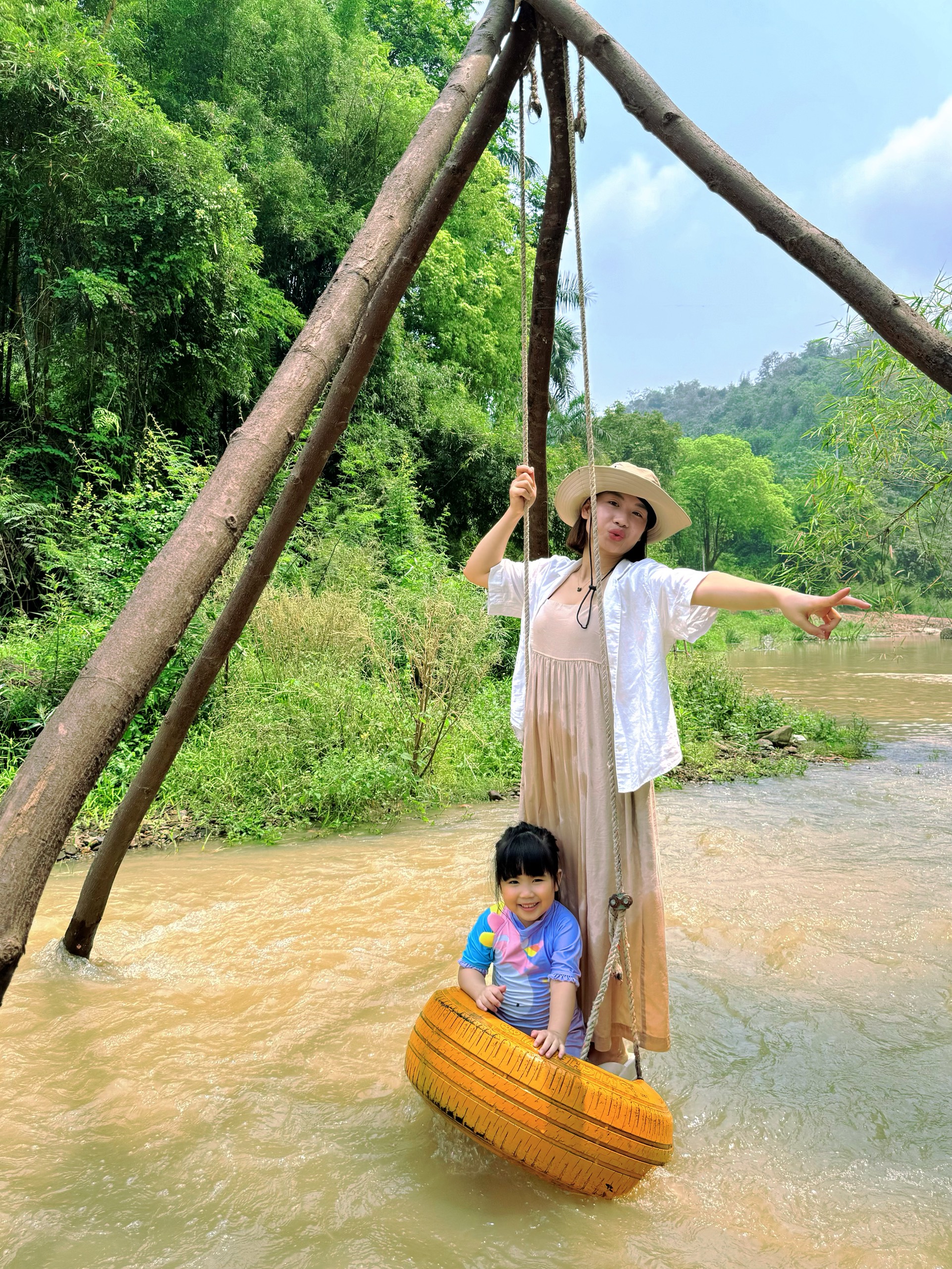 Trốn nắng Hà Nội, gia đình nhỏ có chuyến picnic cực "chill", trải nghiệm ăn đồ nướng ngay trên dòng suối mát- Ảnh 4.