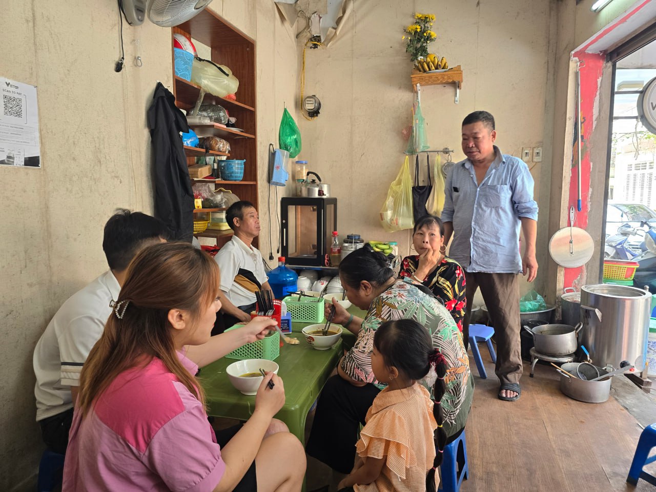 Bánh đa cua cô Hạnh nức tiếng giới sành ăn Hà Nội mở lại: Đáng tiếc người chẳng còn nhưng vị vẫn như xưa- Ảnh 2.
