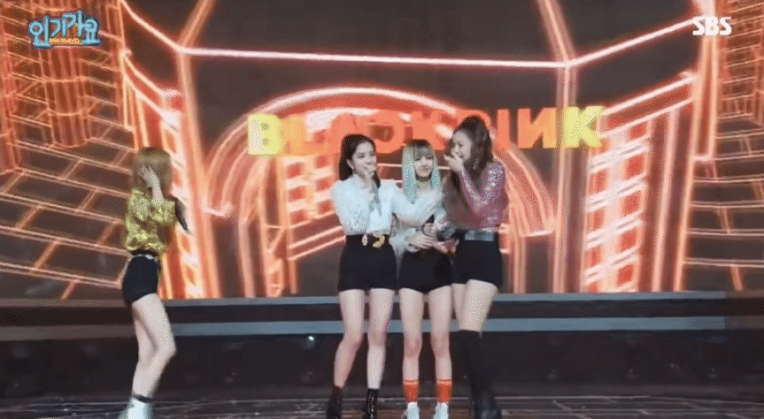 BLACKPINK viral trở lại vì encore gây tranh cãi của "em gái NewJeans": Đẳng cấp nhóm nữ toàn cầu vẫn khác!- Ảnh 7. BLACKPINK viral trở lại vì encore gây tranh cãi của "em gái NewJeans": Đẳng cấp nhóm nữ toàn cầu vẫn khác!- Ảnh 7.