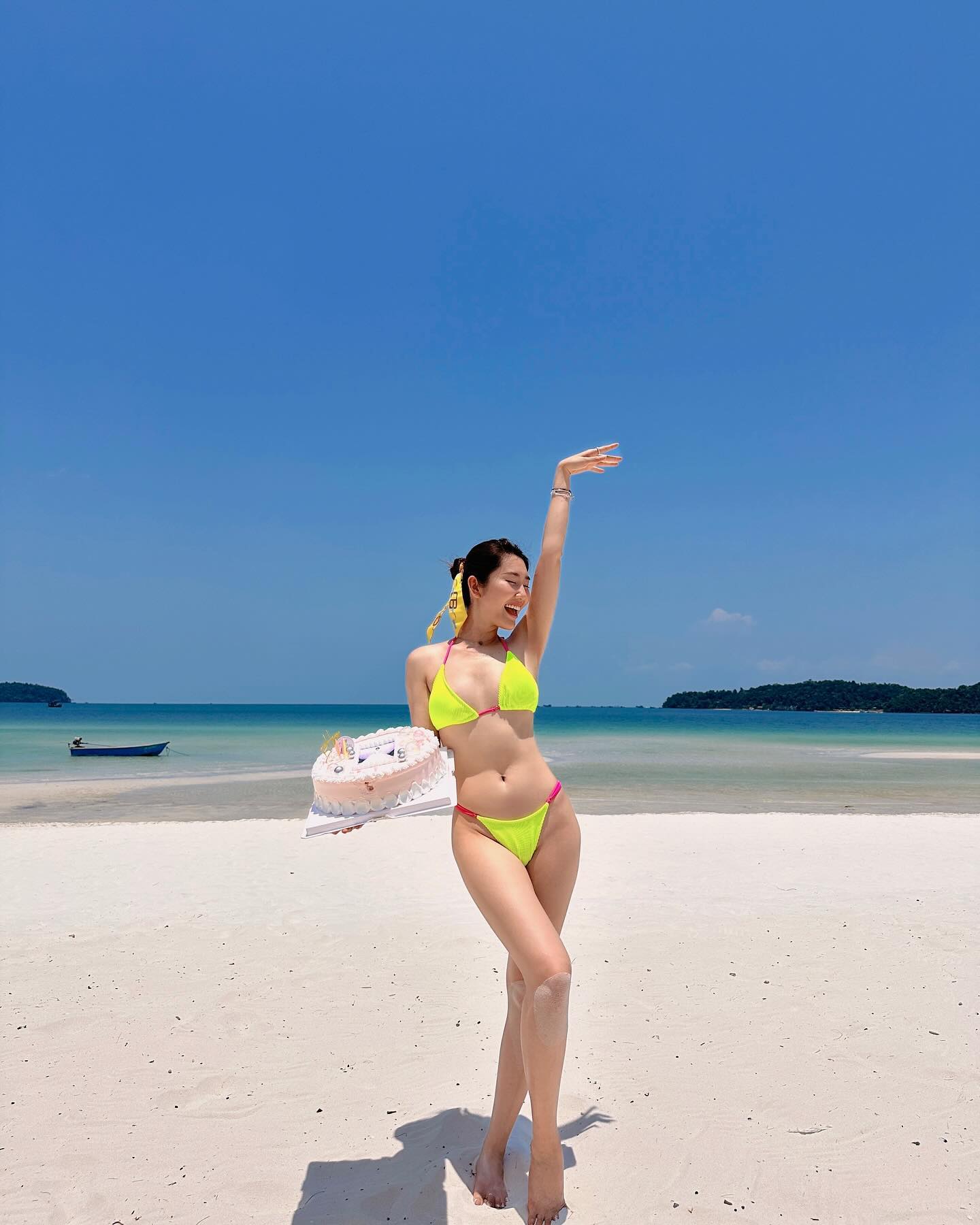 Mới đầu hè mà "đại chiến bikini" của sao Việt đã tấp nập: Ai cũng "hở khét", đúng 1 người mặc kín- Ảnh 4.