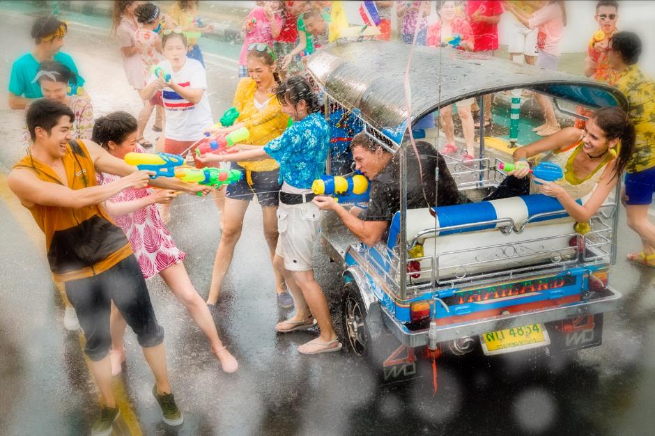 Chung vui lễ hội Songkran ở khắp Thái Lan- Ảnh 1.