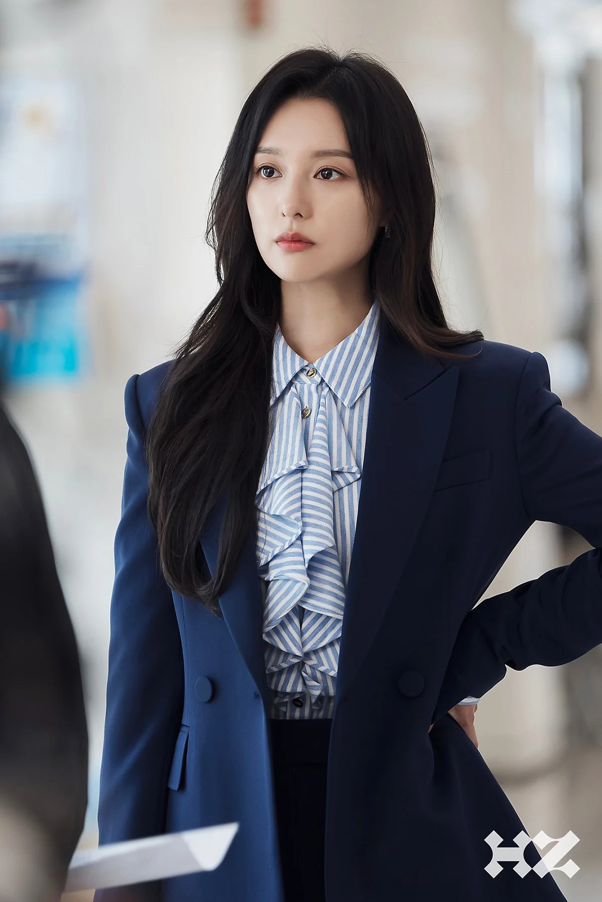 Ngắm chaebol Kim Ji Won diện áo sơ mi, ghim được ngay 5 mẫu thanh lịch, sang nức nở cho nàng công sở- Ảnh 6. Ngắm chaebol Kim Ji Won diện áo sơ mi, ghim được ngay 5 mẫu thanh lịch, sang nức nở cho nàng công sở- Ảnh 6.