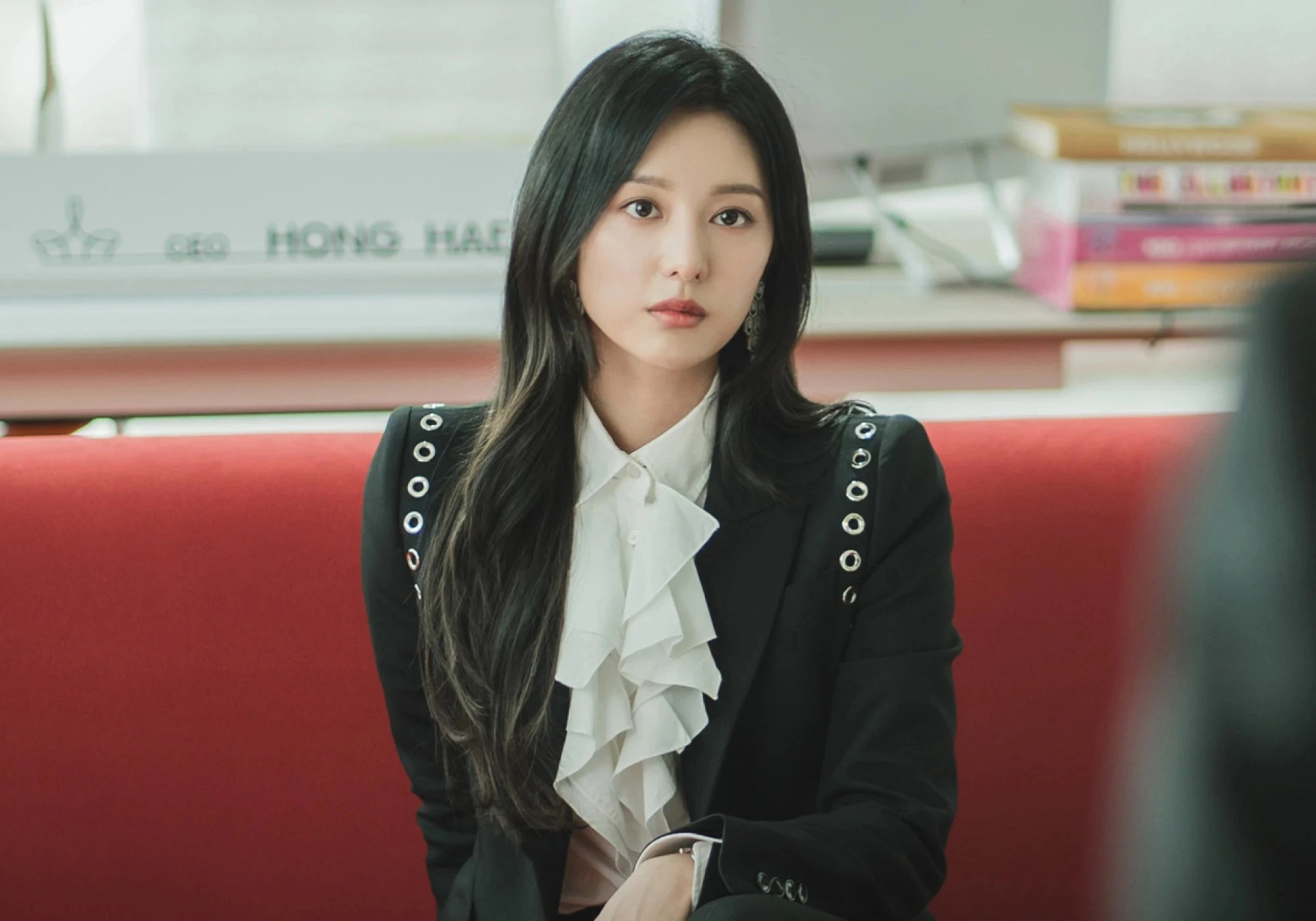 Ngắm chaebol Kim Ji Won diện áo sơ mi, ghim được ngay 5 mẫu thanh lịch, sang nức nở cho nàng công sở- Ảnh 7. Ngắm chaebol Kim Ji Won diện áo sơ mi, ghim được ngay 5 mẫu thanh lịch, sang nức nở cho nàng công sở- Ảnh 7.