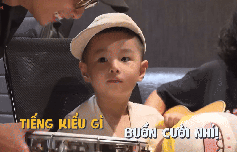 Binz và Touliver quỳ cả xuống sàn chiều chuộng "thế lực nhí", hình như muốn có con lắm rồi đây!- Ảnh 1.
