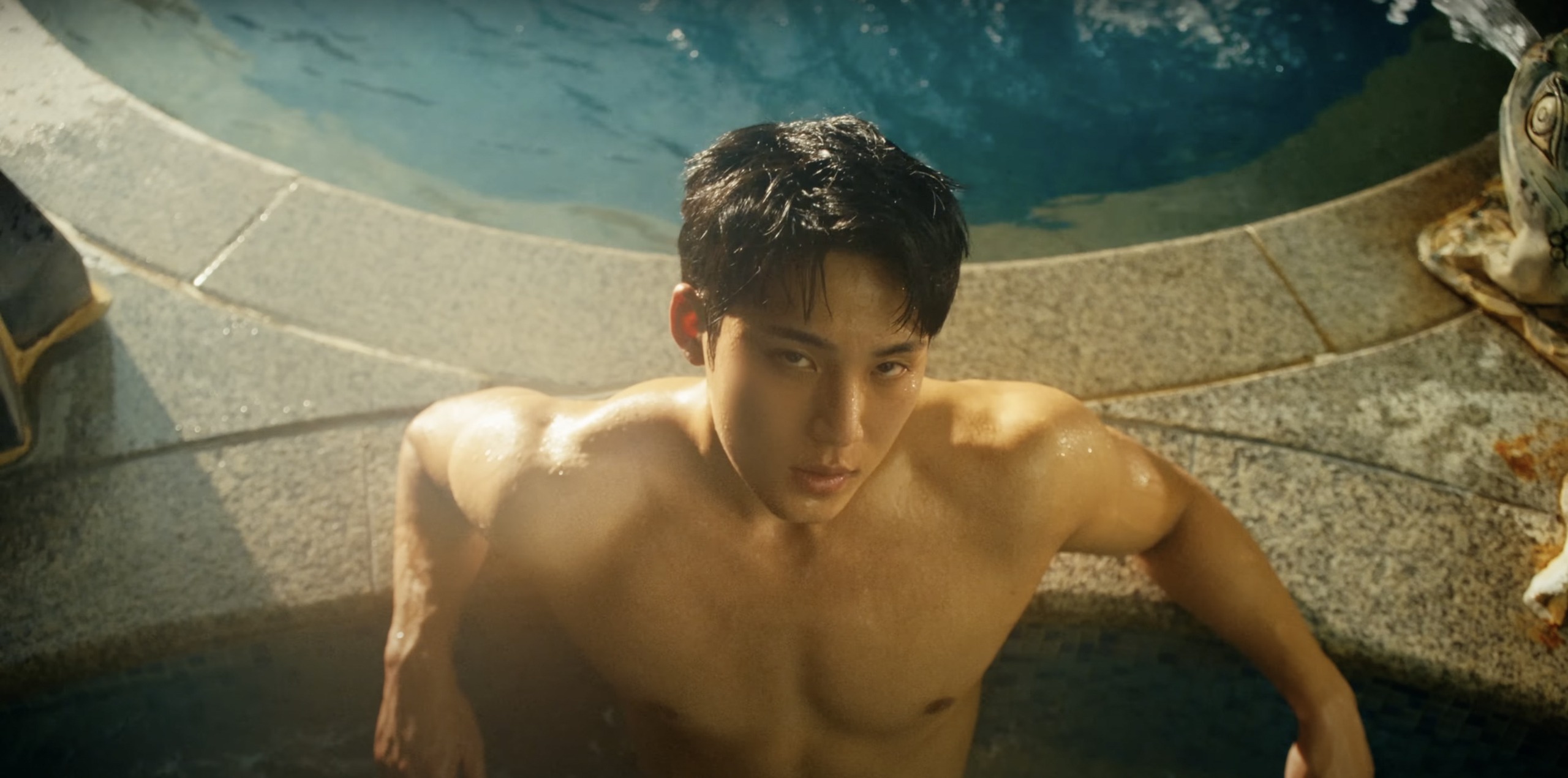 4 mỹ nam nhà HYBE đánh lẻ: "Chồng quốc dân" Mingyu khoe body hot rần rần, 1 thành viên có hành động gây tranh cãi!- Ảnh 8.