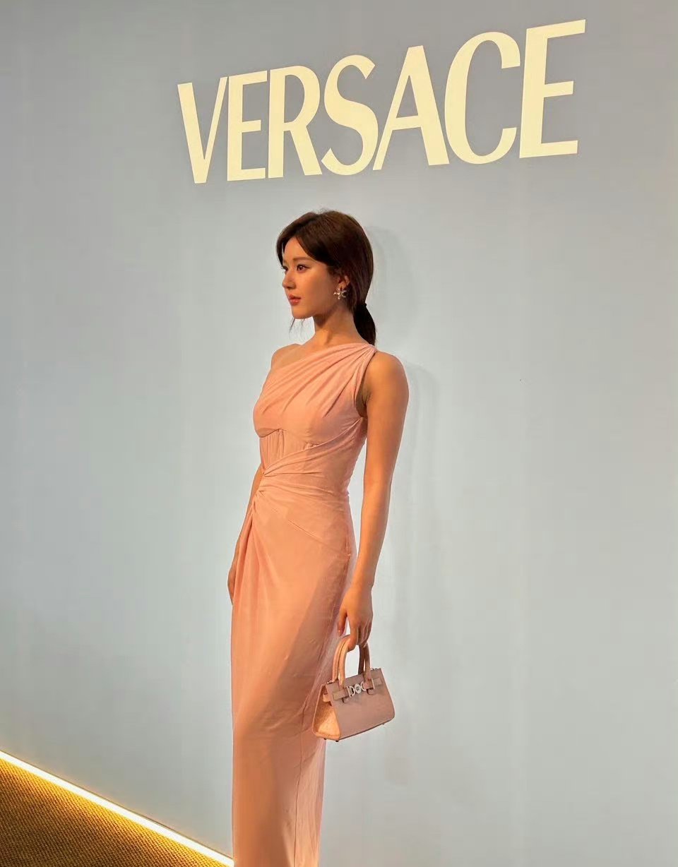 Triệu Lộ Tư cuối cùng cũng xinh xắn đi event Versace, chọn đúng style là khác ngay- Ảnh 15.