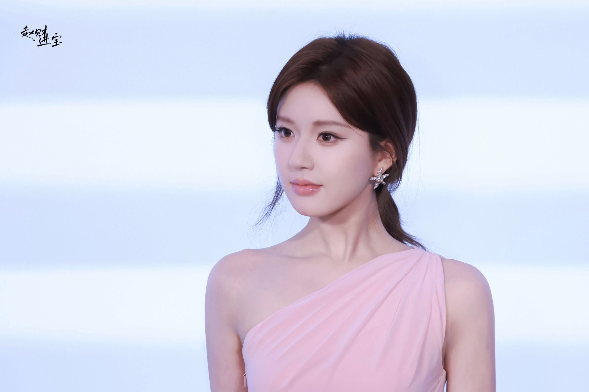 Triệu Lộ Tư cuối cùng cũng xinh xắn đi event Versace, chọn đúng style là khác ngay- Ảnh 4.