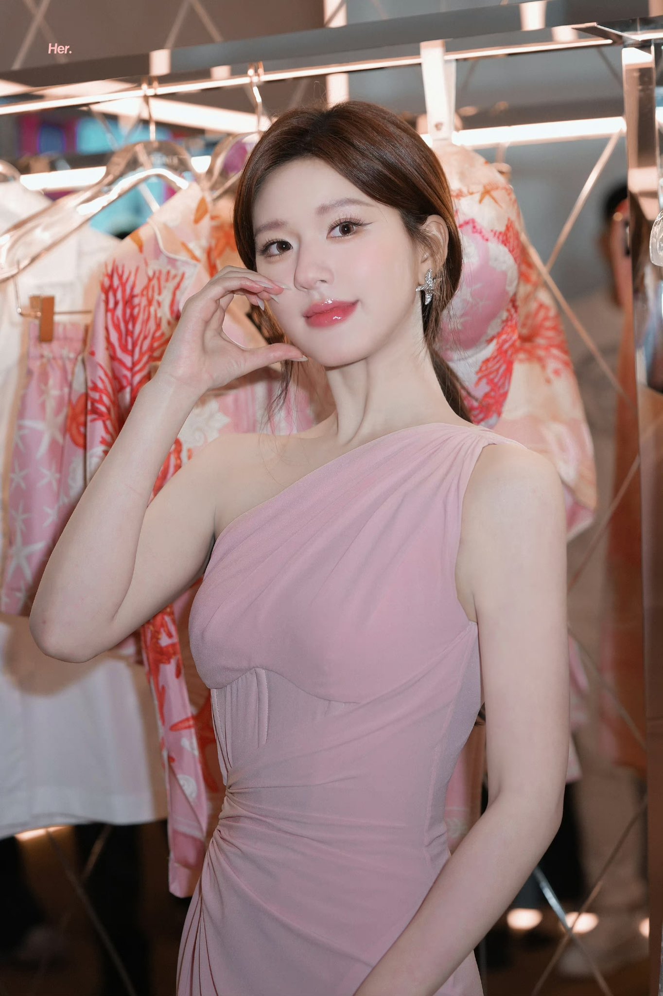 Triệu Lộ Tư cuối cùng cũng xinh xắn đi event Versace, chọn đúng style là khác ngay- Ảnh 2.