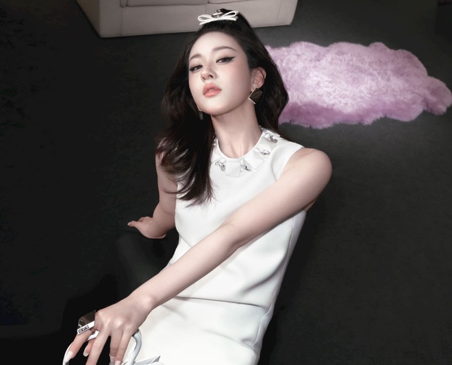 Triệu Lộ Tư cuối cùng cũng xinh xắn đi event Versace, chọn đúng style là khác ngay- Ảnh 21.