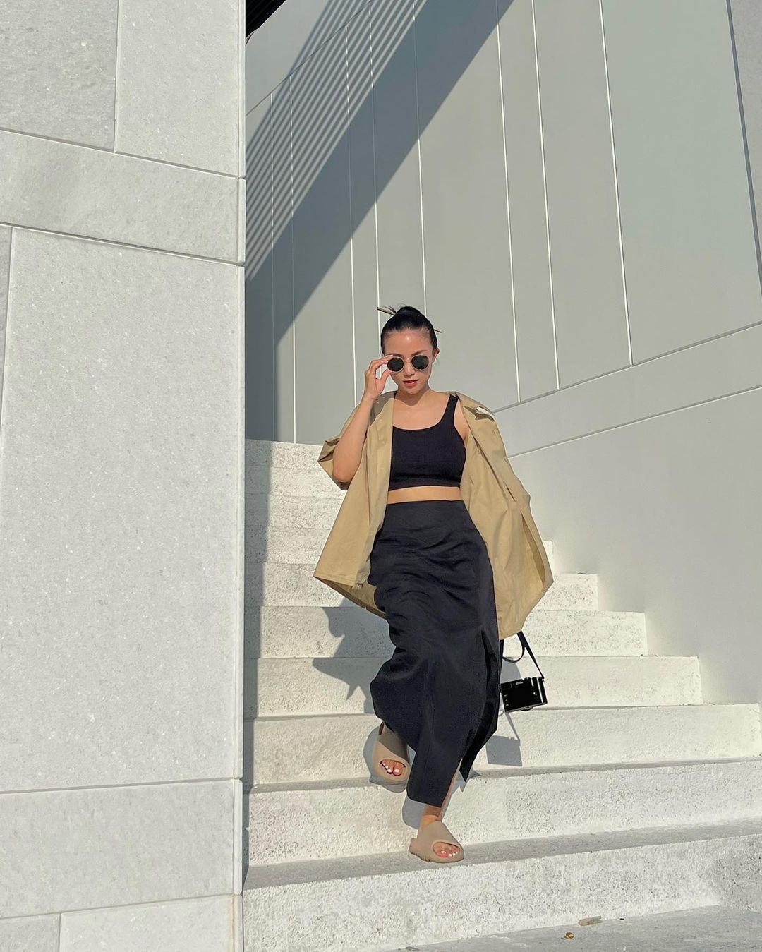 Phu nhân thiếu gia tập đoàn may mặc mê diện áo sơ mi: Có 3 chiêu để tuyệt xinh lại không gây nhàm chán- Ảnh 1. Phu nhân thiếu gia tập đoàn may mặc mê diện áo sơ mi: Có 3 chiêu để tuyệt xinh lại không gây nhàm chán- Ảnh 1.