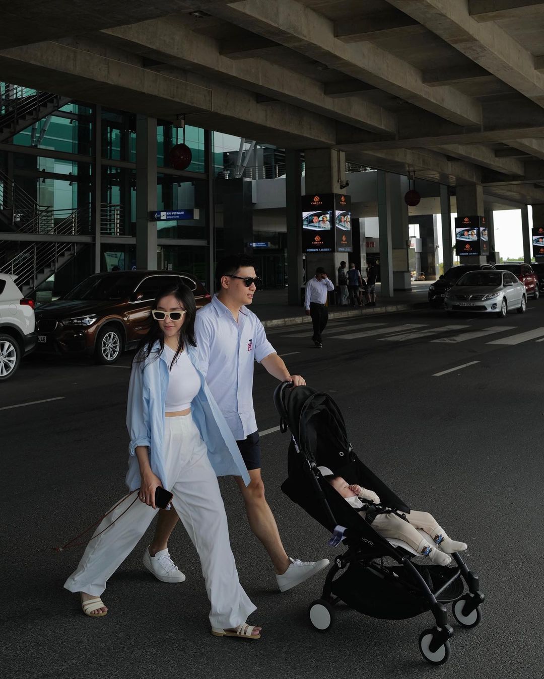 Phu nhân thiếu gia tập đoàn may mặc mê diện áo sơ mi: Có 3 chiêu để tuyệt xinh lại không gây nhàm chán- Ảnh 2. Phu nhân thiếu gia tập đoàn may mặc mê diện áo sơ mi: Có 3 chiêu để tuyệt xinh lại không gây nhàm chán- Ảnh 2.