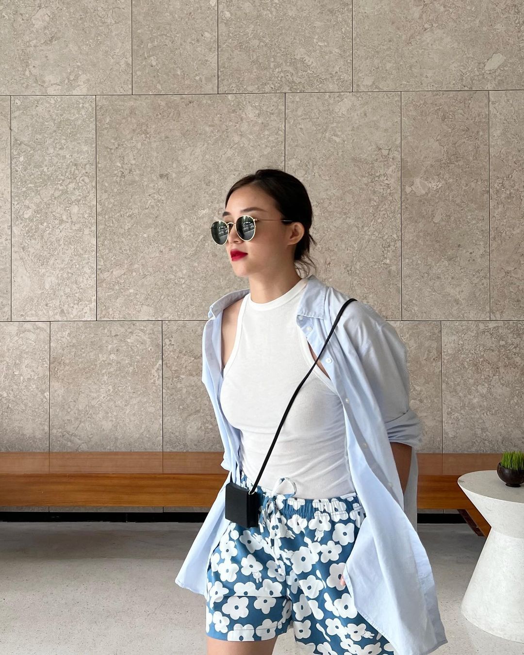 Phu nhân thiếu gia tập đoàn may mặc mê diện áo sơ mi: Có 3 chiêu để tuyệt xinh lại không gây nhàm chán- Ảnh 3. Phu nhân thiếu gia tập đoàn may mặc mê diện áo sơ mi: Có 3 chiêu để tuyệt xinh lại không gây nhàm chán- Ảnh 3.