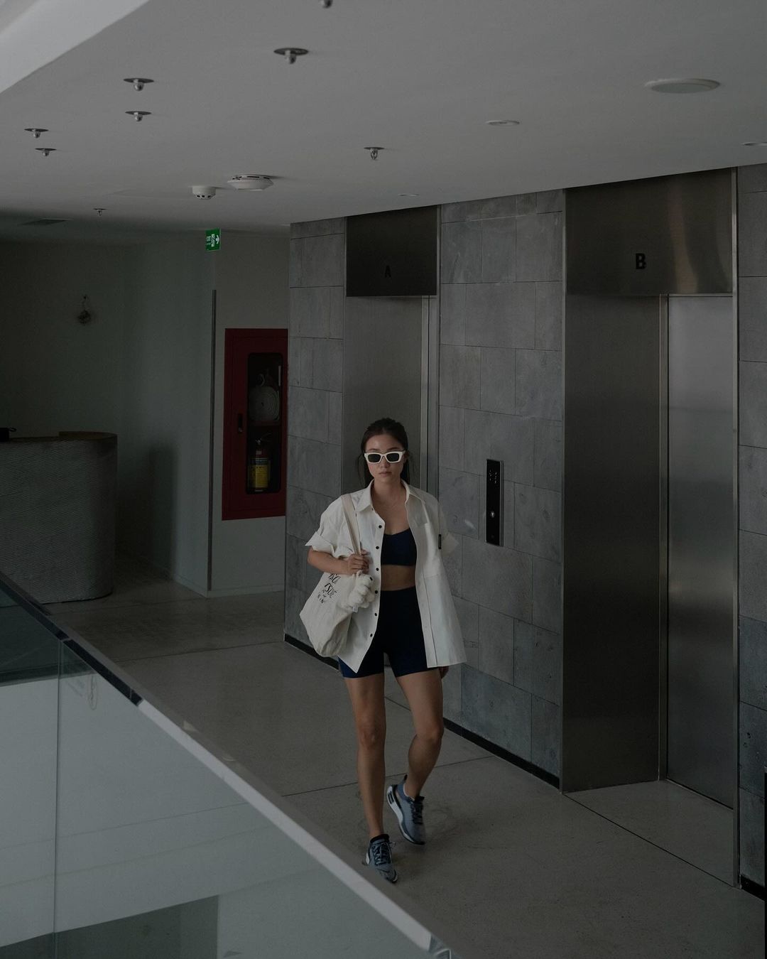 Phu nhân thiếu gia tập đoàn may mặc mê diện áo sơ mi: Có 3 chiêu để tuyệt xinh lại không gây nhàm chán- Ảnh 4. Phu nhân thiếu gia tập đoàn may mặc mê diện áo sơ mi: Có 3 chiêu để tuyệt xinh lại không gây nhàm chán- Ảnh 4.