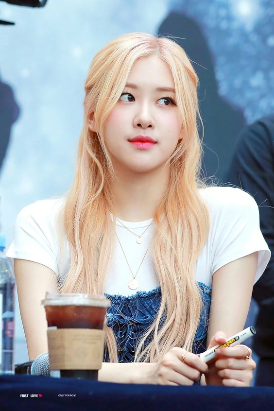 Bùng nổ visual nhờ tẩy tóc: Rosé chăm sóc thế nào để tóc không khô xơ mà luôn bóng khoẻ, bồng bềnh?- Ảnh 11.