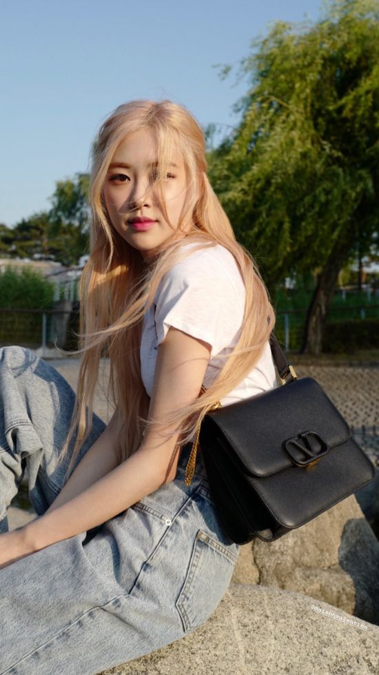 Bùng nổ visual nhờ tẩy tóc: Rosé chăm sóc thế nào để tóc không khô xơ mà luôn bóng khoẻ, bồng bềnh?- Ảnh 10.