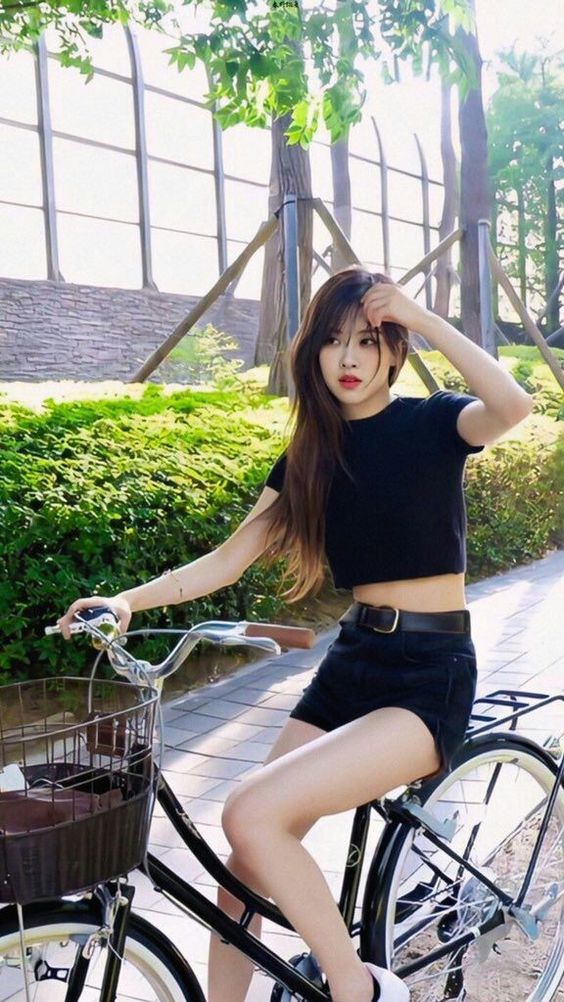 Bùng nổ visual nhờ tẩy tóc: Rosé chăm sóc thế nào để tóc không khô xơ mà luôn bóng khoẻ, bồng bềnh?- Ảnh 1.