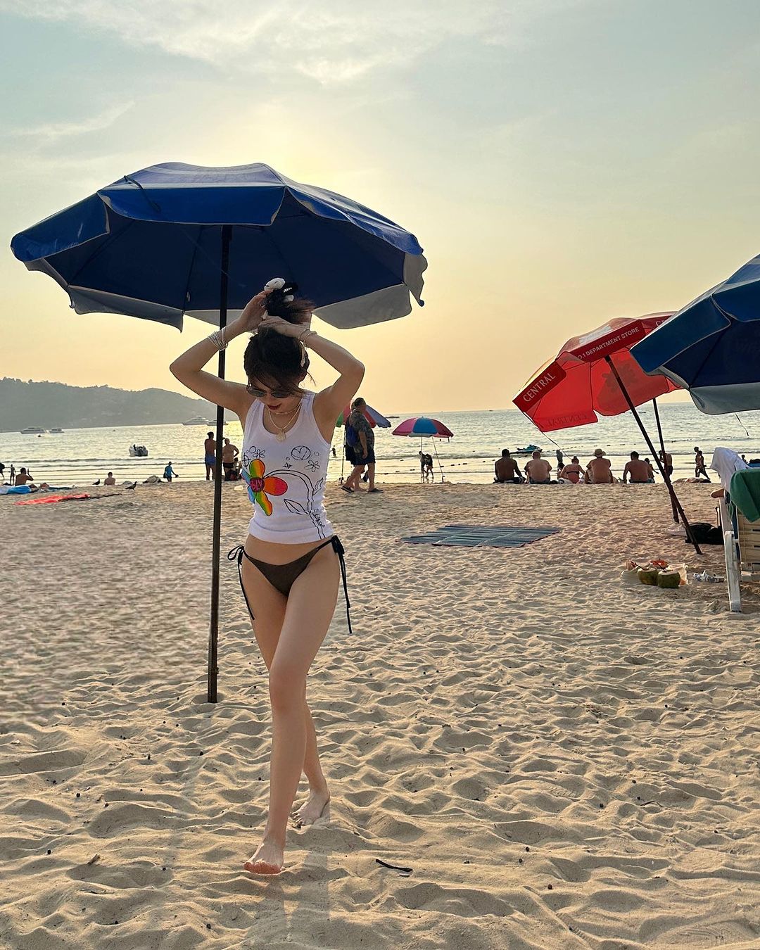 Cô gái có gần 60 triệu "like" trên TikTok: Diện bikini siêu cuốn, ngắm xong bạn sẽ muốn học theo- Ảnh 7.