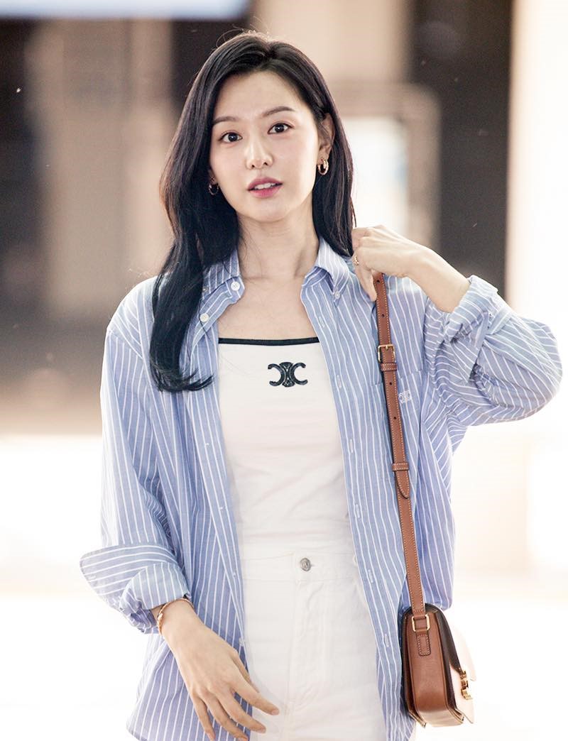 Nữ hoàng Kim Ji Won gây bão ở sân bay: Visual 10 điểm, style từ đầu đến chân đều dễ dàng "copy"- Ảnh 6.