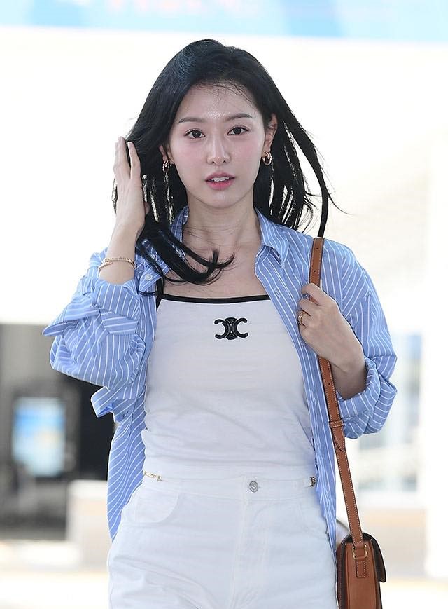 Nữ hoàng Kim Ji Won gây bão ở sân bay: Visual 10 điểm, style từ đầu đến chân đều dễ dàng "copy"- Ảnh 8.