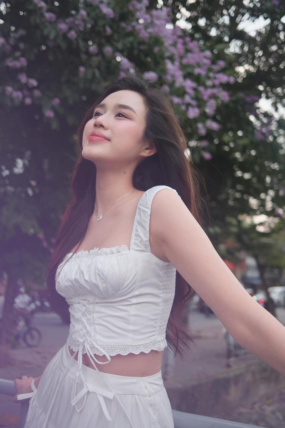 Cả cõi mạng đang "đu trend" hoa bằng lăng: Mách chị em vài chiêu đơn giản để có ảnh đẹp không thua gì hoa hậu!- Ảnh 2.