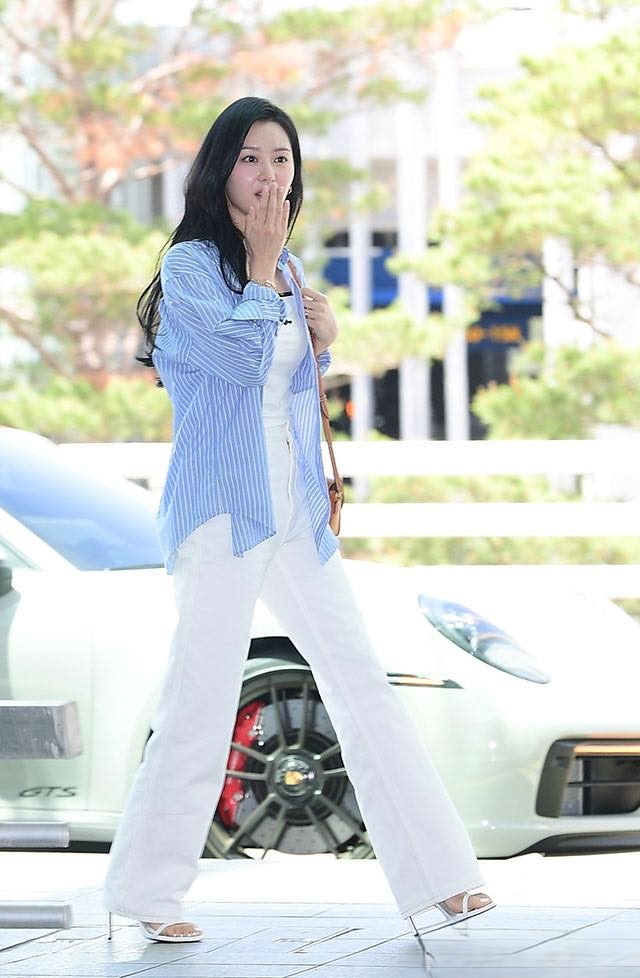 Nữ hoàng Kim Ji Won gây bão ở sân bay: Visual 10 điểm, style từ đầu đến chân đều dễ dàng "copy"- Ảnh 5.