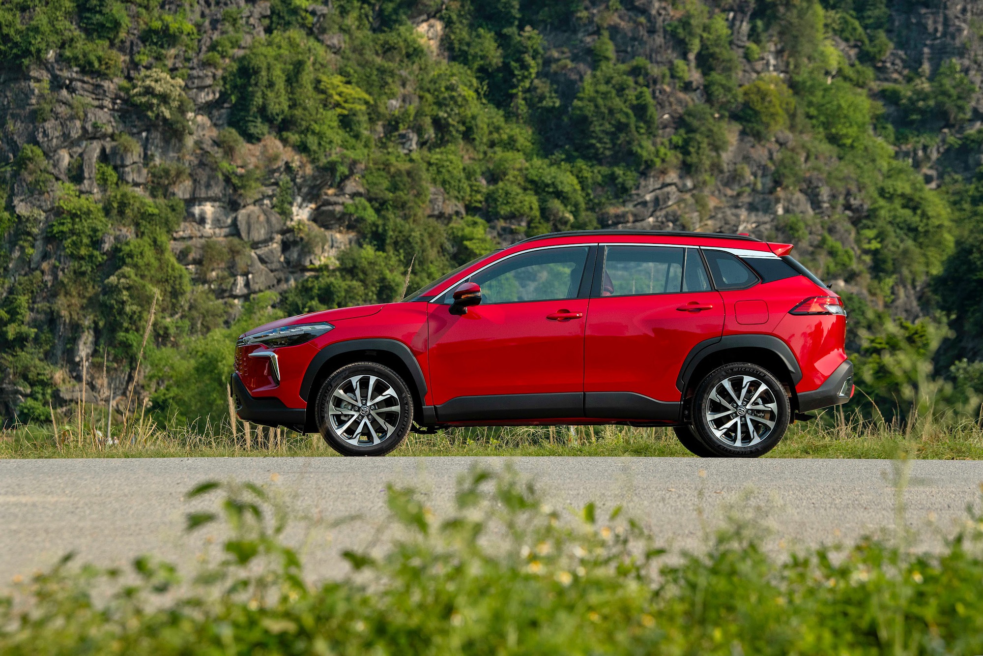 Toyota Corolla Cross - Từ phép thử trở thành mẫu xe được nhiều người Việt ưa chuộng- Ảnh 2. Toyota Corolla Cross - Từ phép thử trở thành mẫu xe được nhiều người Việt ưa chuộng- Ảnh 2.