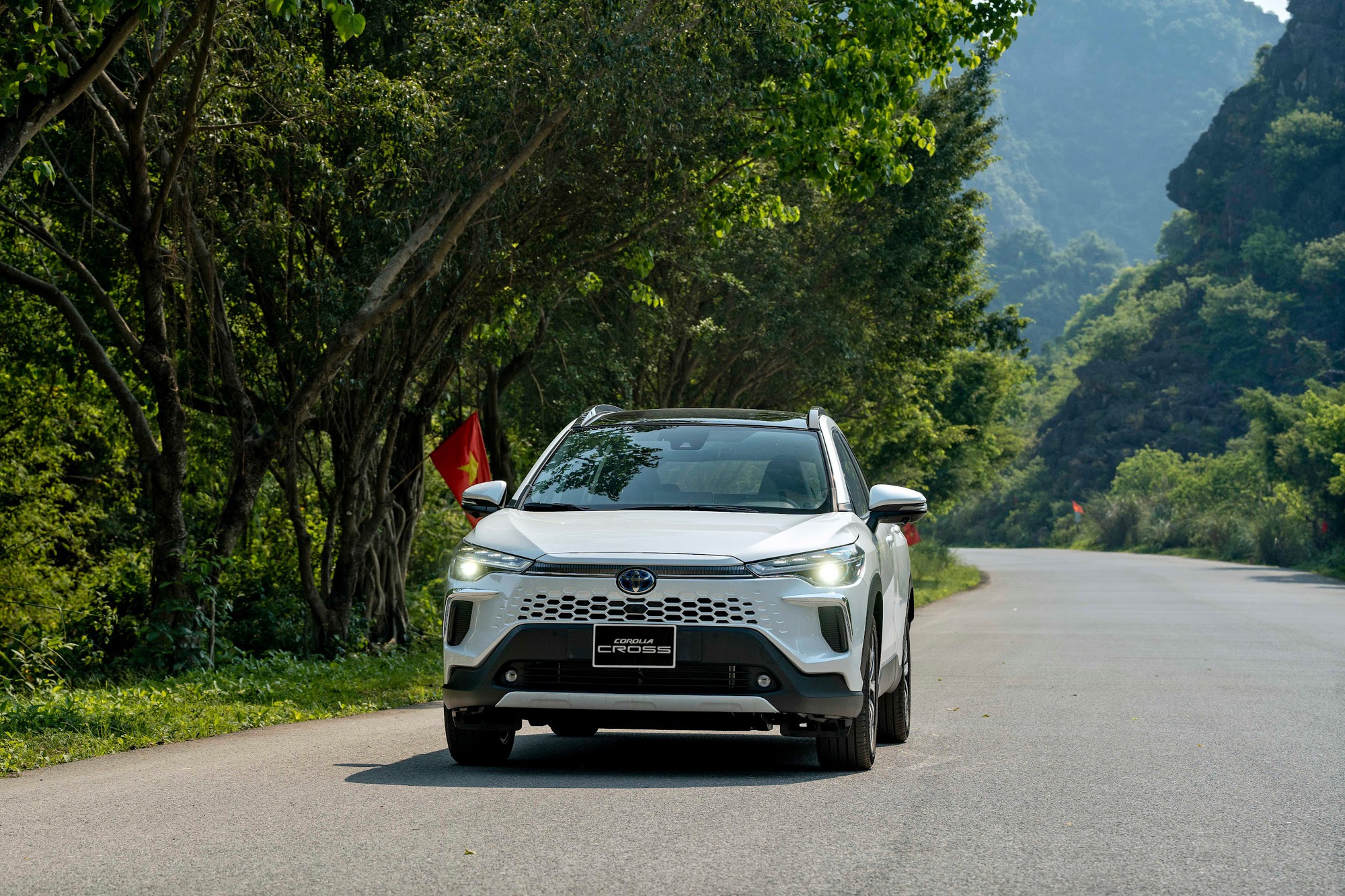 Toyota Corolla Cross - Từ phép thử trở thành mẫu xe được nhiều người Việt ưa chuộng- Ảnh 4. Toyota Corolla Cross - Từ phép thử trở thành mẫu xe được nhiều người Việt ưa chuộng- Ảnh 4.