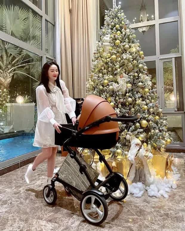 "Công chúa Vbiz" sinh con ở tuổi 33: Cưng chiều quý tử hết mực, không tiếc tiền khi sắm đồ bỉm sữa cao cấp- Ảnh 2. "Công chúa Vbiz" sinh con ở tuổi 33: Cưng chiều quý tử hết mực, không tiếc tiền khi sắm đồ bỉm sữa cao cấp- Ảnh 2.
