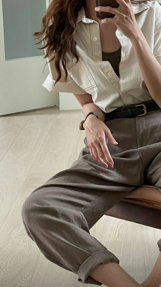 Lên đồ với áo sát nách: Mát mẻ, thanh lịch, diện đi làm vẫn "oke" mà không sợ bị chê kém duyên- Ảnh 17. Lên đồ với áo sát nách: Mát mẻ, thanh lịch, diện đi làm vẫn "oke" mà không sợ bị chê kém duyên- Ảnh 17.