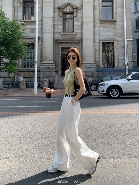 Lên đồ với áo sát nách: Mát mẻ, thanh lịch, diện đi làm vẫn "oke" mà không sợ bị chê kém duyên- Ảnh 6. Lên đồ với áo sát nách: Mát mẻ, thanh lịch, diện đi làm vẫn "oke" mà không sợ bị chê kém duyên- Ảnh 6.