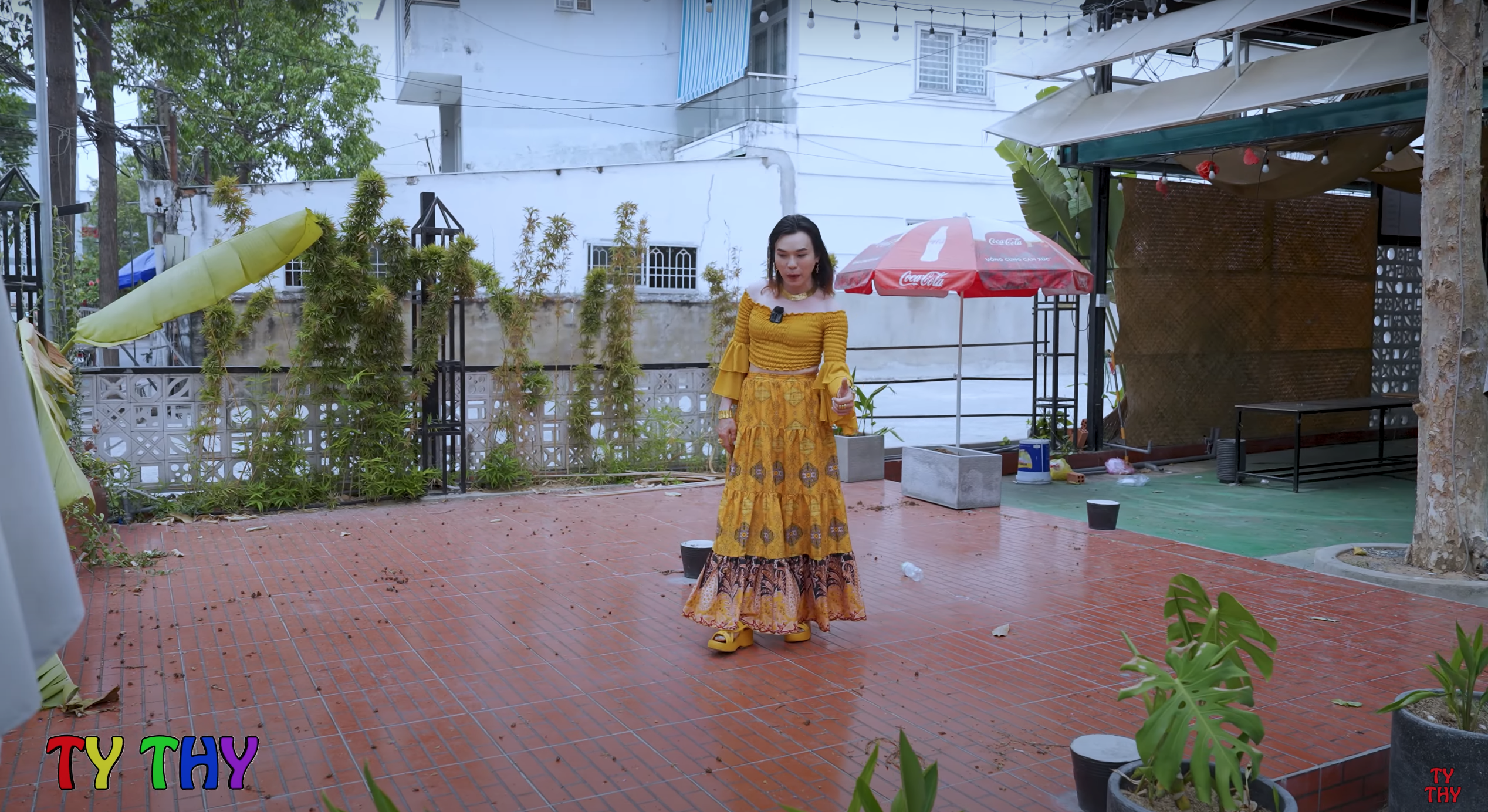 "Thánh gỏi đu đủ" Ty Thy tiếp tục tuyên bố sẽ gây "chấn động", chuyện thu phí 3k giữ xe bất ngờ được nhắc lại- Ảnh 2. "Thánh gỏi đu đủ" Ty Thy tiếp tục tuyên bố sẽ gây "chấn động", chuyện thu phí 3k giữ xe bất ngờ được nhắc lại- Ảnh 2.