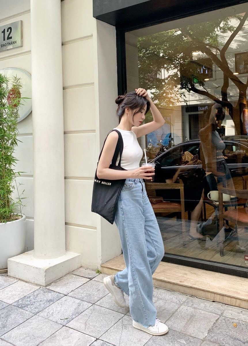 Lên đồ với áo sát nách: Mát mẻ, thanh lịch, diện đi làm vẫn "oke" mà không sợ bị chê kém duyên- Ảnh 10. Lên đồ với áo sát nách: Mát mẻ, thanh lịch, diện đi làm vẫn "oke" mà không sợ bị chê kém duyên- Ảnh 10.