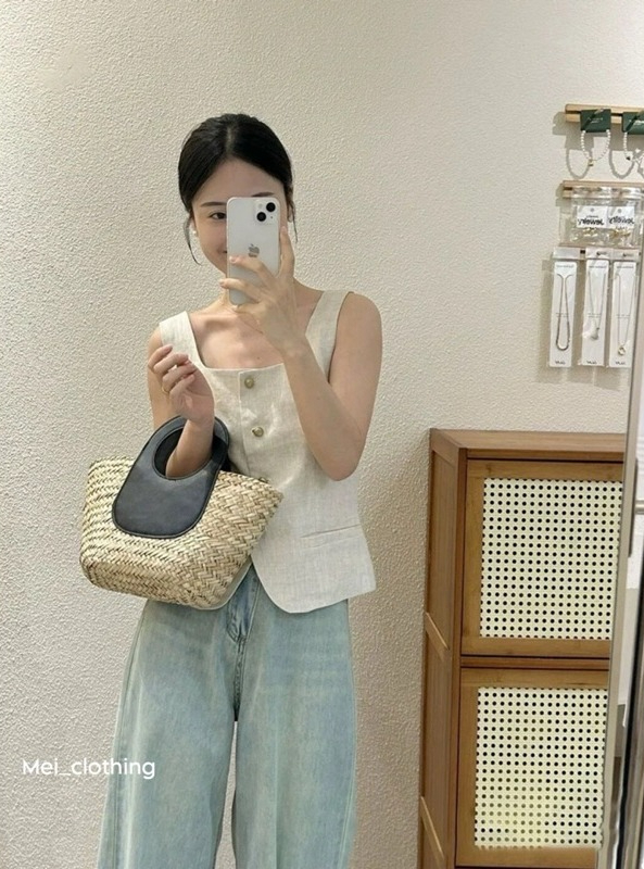 Lên đồ với áo sát nách: Mát mẻ, thanh lịch, diện đi làm vẫn "oke" mà không sợ bị chê kém duyên- Ảnh 23. Lên đồ với áo sát nách: Mát mẻ, thanh lịch, diện đi làm vẫn "oke" mà không sợ bị chê kém duyên- Ảnh 23.