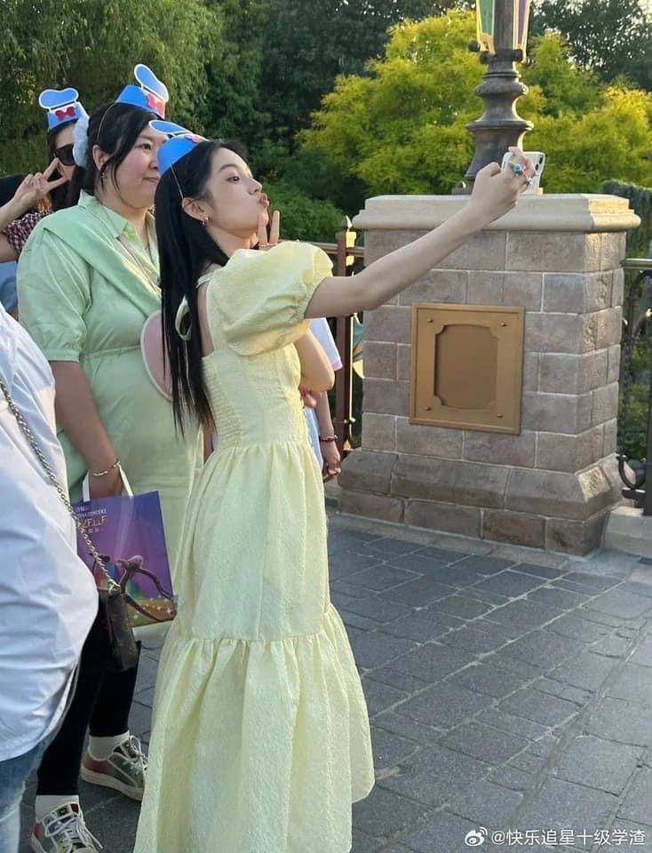 Cô gái được ví như công chúa Disneyland Thượng Hải hóa ra là "tiểu hoa" đang hot xứ Trung- Ảnh 4.