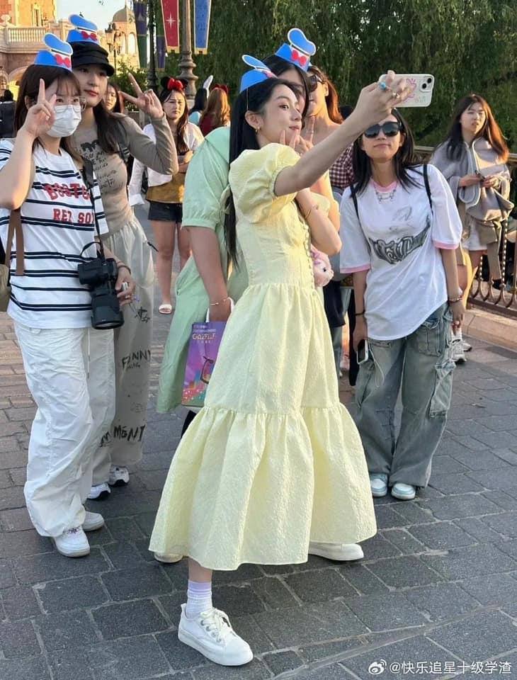 Cô gái được ví như công chúa Disneyland Thượng Hải hóa ra là "tiểu hoa" đang hot xứ Trung- Ảnh 1.