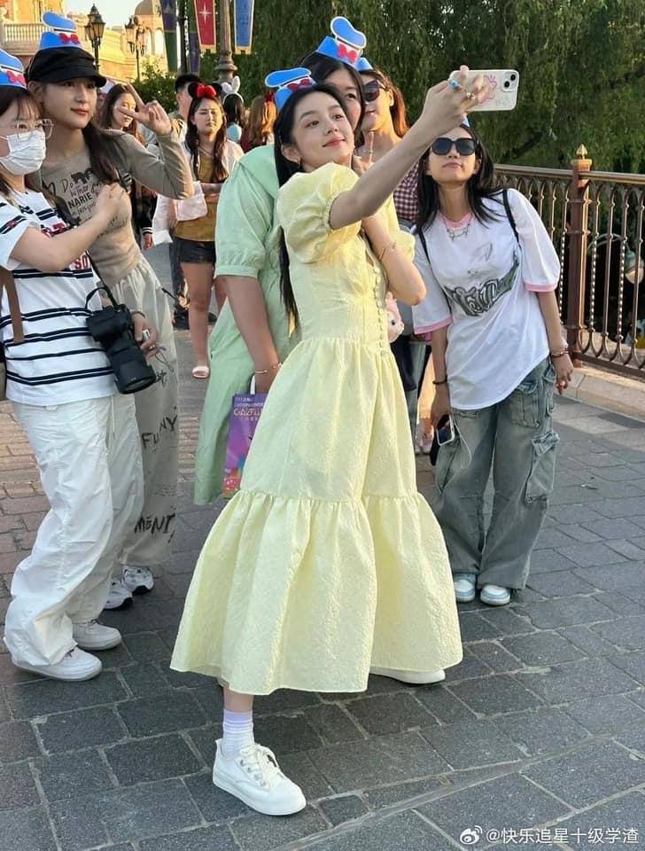 Cô gái được ví như công chúa Disneyland Thượng Hải hóa ra là "tiểu hoa" đang hot xứ Trung- Ảnh 3.
