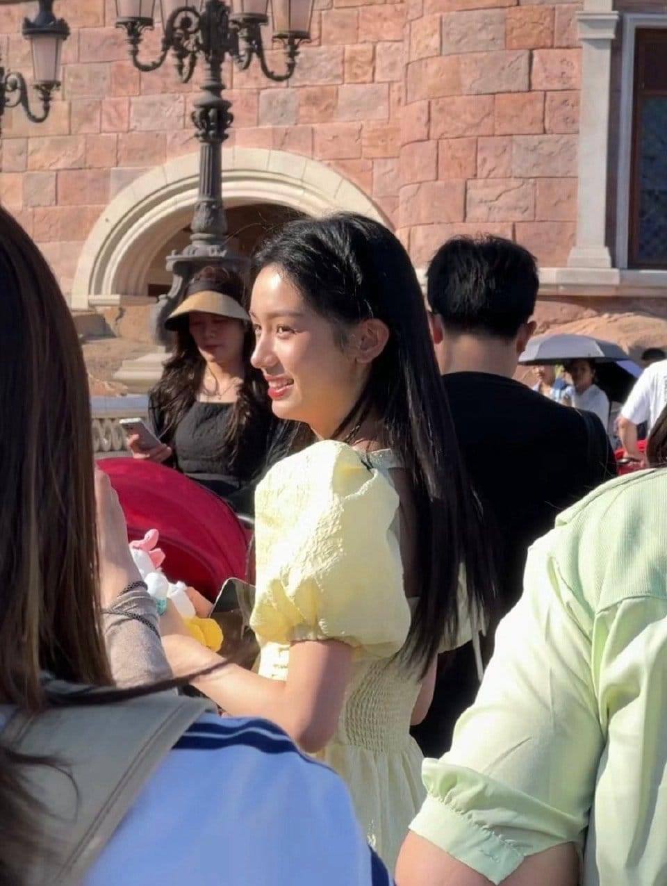Cô gái được ví như công chúa Disneyland Thượng Hải hóa ra là "tiểu hoa" đang hot xứ Trung- Ảnh 8.