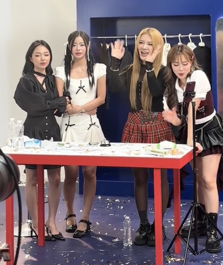 Phiên livestream thị phi nhất lúc này: Linh Ngọc Đàm bị nghi "liếc" Xuân Ca ngay trên sóng, bùng nổ thảo luận về nhan sắc- Ảnh 2.