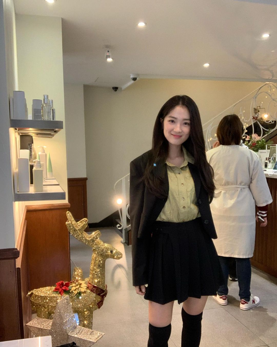 Style nữ chính ngôn tình gây sốt toàn cầu: Trẻ trung như nữ sinh, ít ai biết cô đã "ngấp nghé" tuổi 30- Ảnh 13.