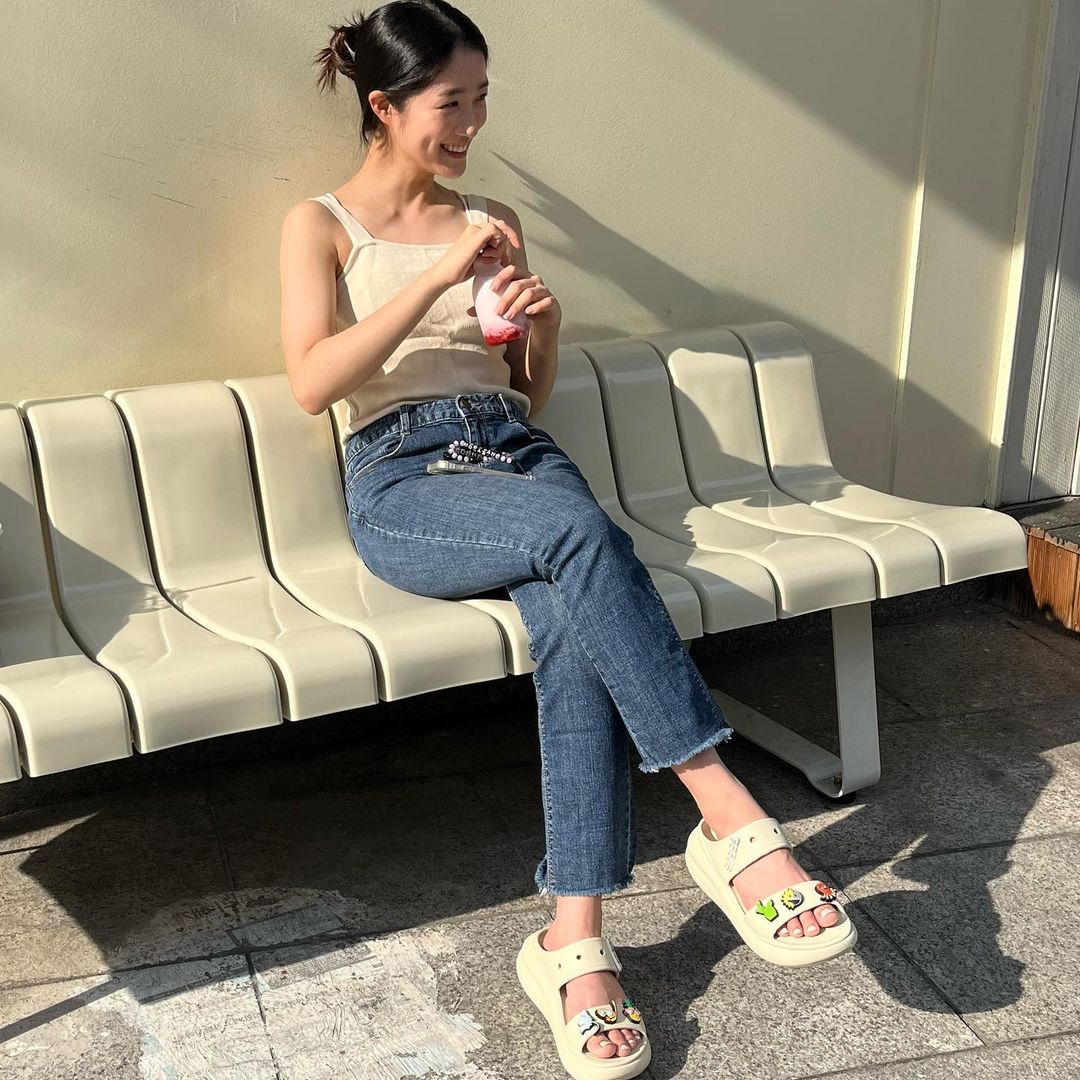Style nữ chính ngôn tình gây sốt toàn cầu: Trẻ trung như nữ sinh, ít ai biết cô đã "ngấp nghé" tuổi 30- Ảnh 6.