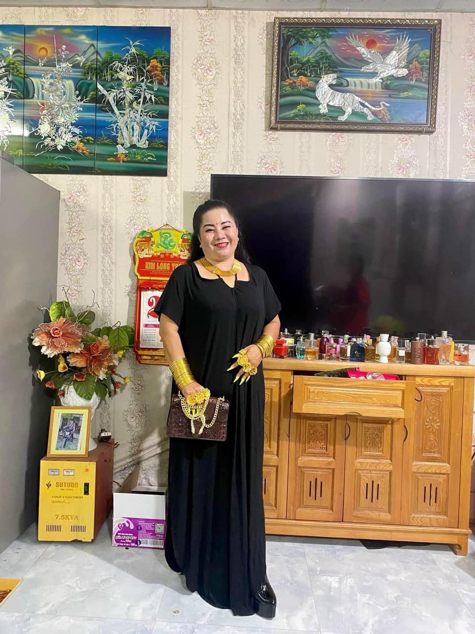 Hội "phú bà" miền tây gọi tên cô Út: Vàng đeo kín người, nhà có 6 chị em đều mê diện vàng- Ảnh 1.